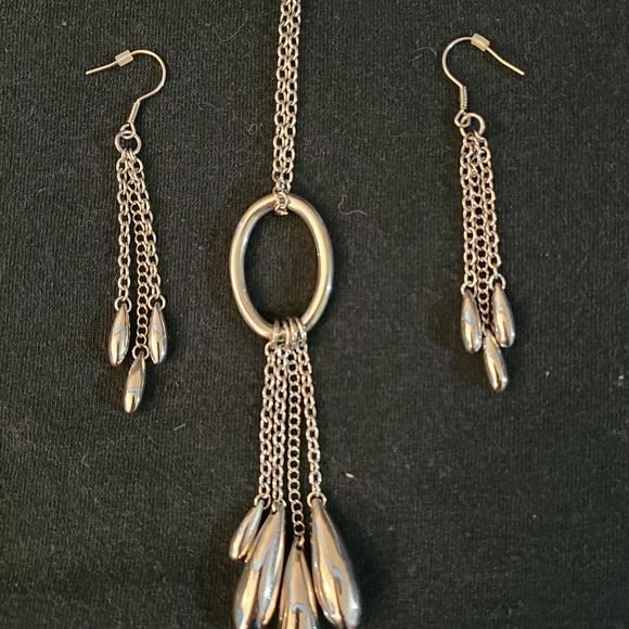 Elegant Silver Jewelry Set - Picture 1 of 3